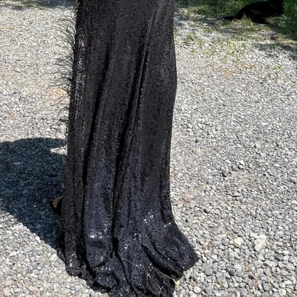 Elegant Black Sequin Evening Dress - Picture 4 of 8
